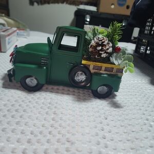 NORTH POLE TRADING CO EUC CHRISTMAS GREEN TIN TREE TRUCK CHRISTMAS DECOR
